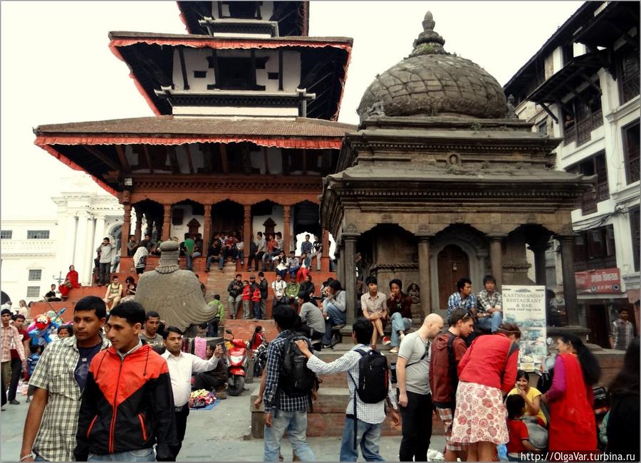 Не менее многолюдно и в других частях площади. Над нею витал легкий гул многоязычия... Катманду, Непал