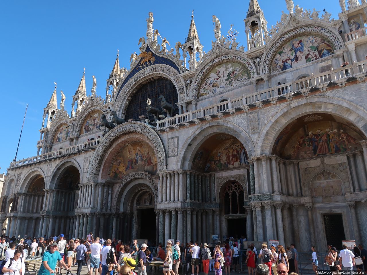 Главный собор Венеции и одна из самых посещаемых достопримечательностей, собор Святого Марка (Сан-Марко) был основан в 9 веке, а нынешний облик получил к концу 15 века. Внутри находятся мощи апостола Марка. Венеция, Италия