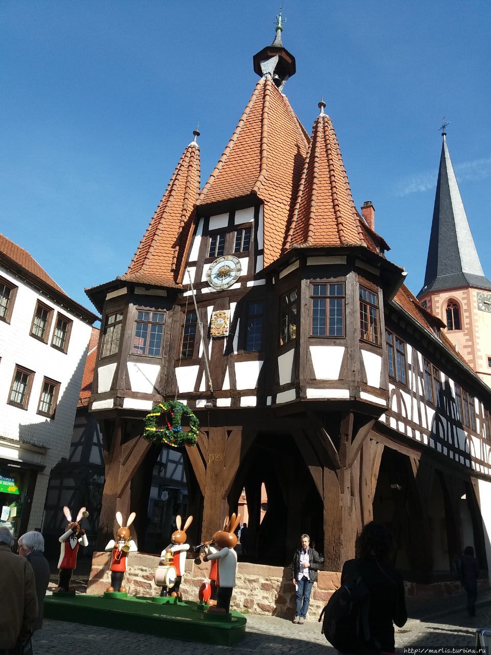 Ратуша — главная достопримечательность Михельштата. Перед ратушей Заячий оркрстр. Резьба по дереву учеников местного ремесленного училища. Михельштадт, Германия