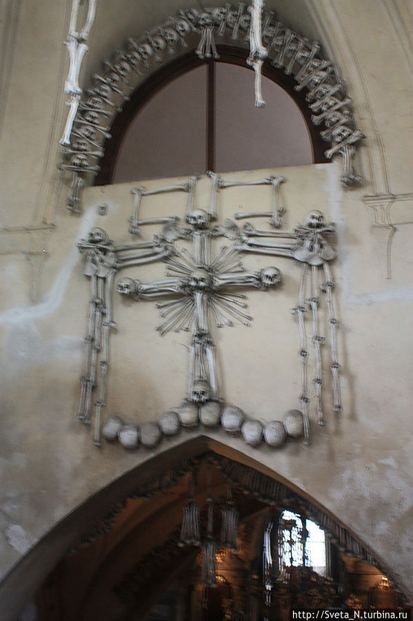 Внутри костницы