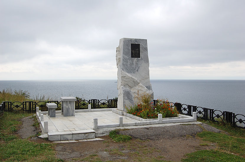 Памятник вблизи места гибели драматурга Александра Вампилова озеро Байкал, Россия