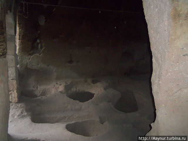 Помещение кухни. На полу видны ниши для хранения масел и вина.