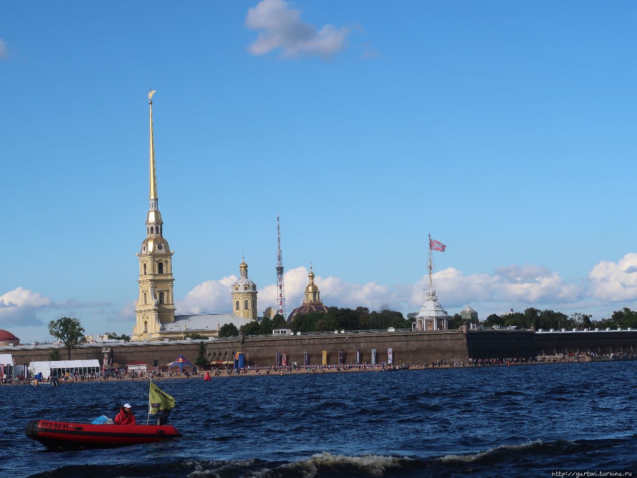 По Неве. Санкт-Петербург, Россия