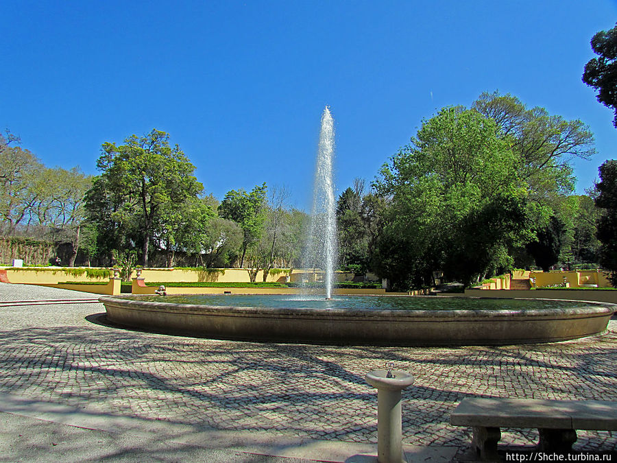 на цетральной аллее незамысловантый фонтан Мафра, Португалия