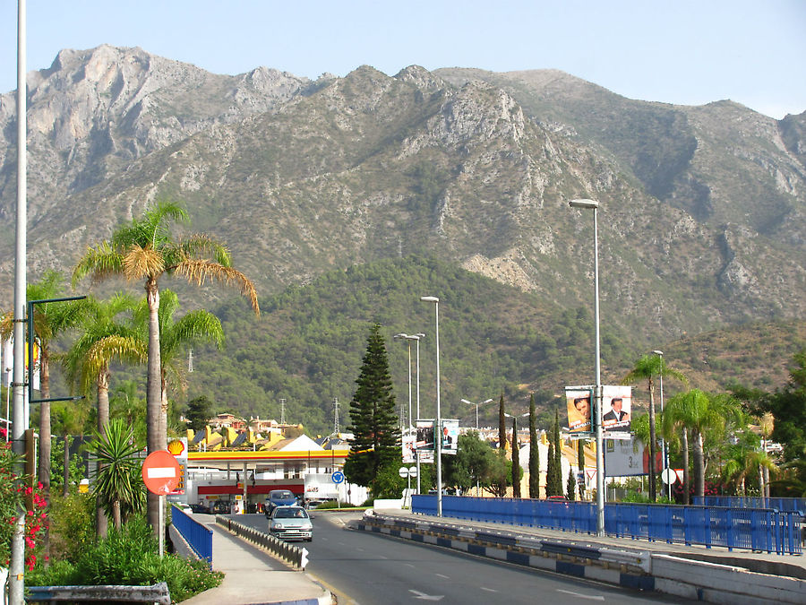 Над городом возвышается гора Ла Конча, создающая в Марбейе особый микроклимат, благодаря которому здесь всего один ненастный месяц — январь. Может быть из-за этого Марбейю полюбили всякие богатеи? :) Марбелья, Испания
