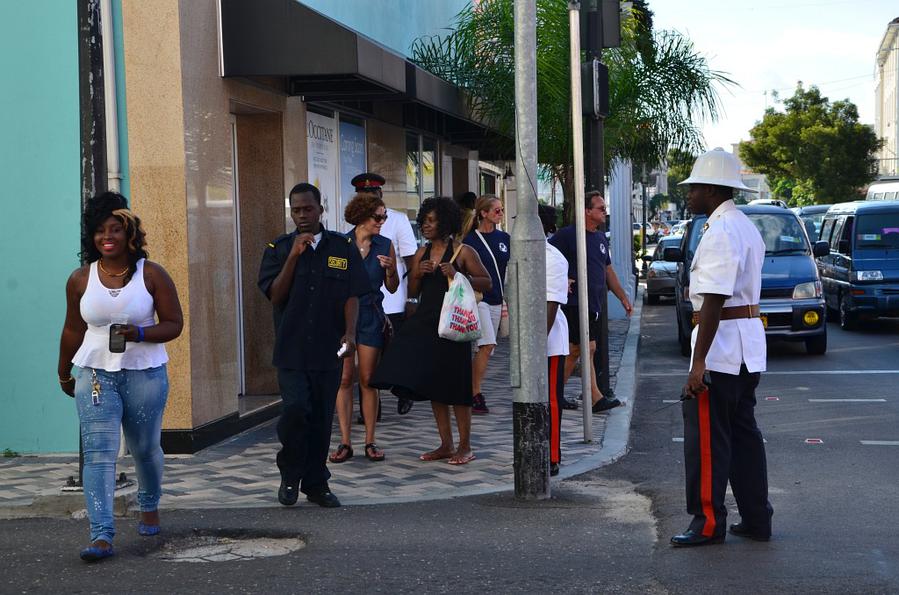 Полицейские на Багамах одеты по-старомодному Нассау, Багамские острова