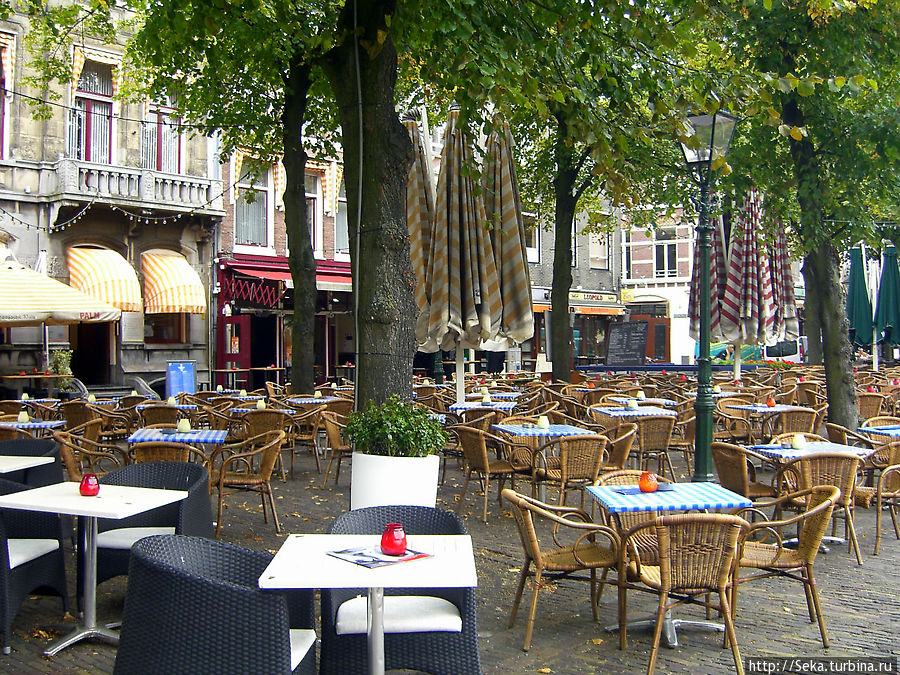 На площади «Plein» очень много столиков расположенных здесь ресторанчиков Гаага, Нидерланды
