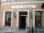 Магазин с канарейками напротив стал теперь гостиницей Юстас.
