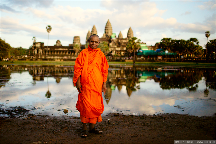 Затем мы отправились домой и еще раз вернулись в Ангкор-Ват вечером, чтобы поснимать храм на закате. Пока ждали света кто-то из наших выловил монаха и выдал ему доллар, чтобы он попозировал, он так и стоял с долларом в руке и улыбался. Мы быстро сообразили то похоже палимся и поэтому  деньги спрятали, но я вам расскажу как было, ибо так веселее :) Ангкор (столица государства кхмеров), Камбоджа