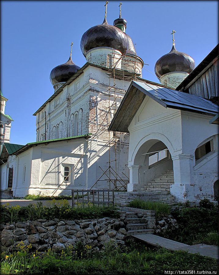 Самый главный и самый древний храм монастыря — Собор Троицы Живоначальной.
Его начали строить в 1589 году и закончили через 17 лет Холмогоры, Россия