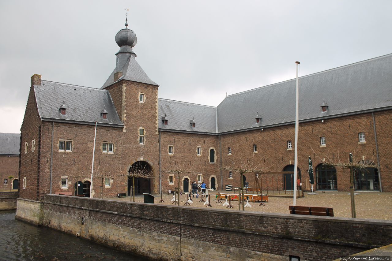 Замок Hoensbroek место для погружения в историю Хунсбрук, Нидерланды