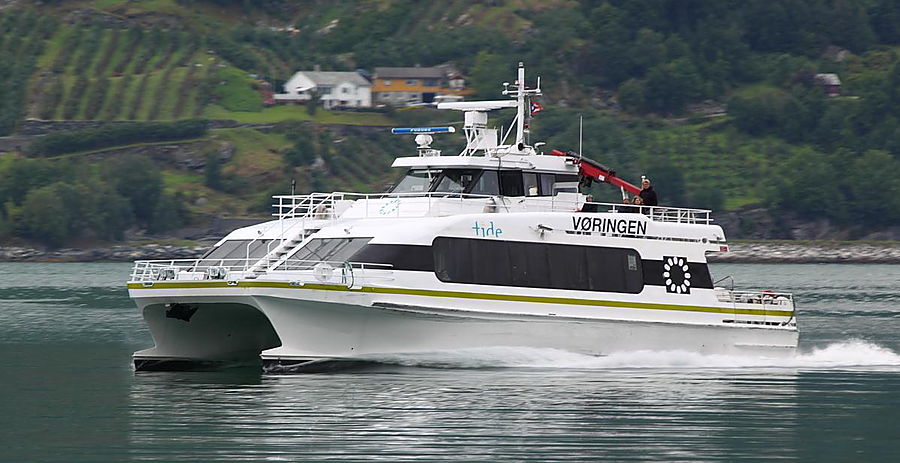 Рабочая лошадка Хардангер-фьорда exressboat Voringen. Порт приписки: Алессун. Берген, Норвегия