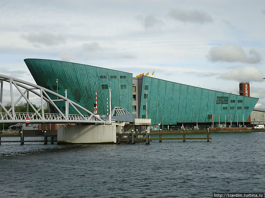 Научный музей Немо (основан в 1997 году), где представлены основные законы физики, химии и биологии в непринуждённой игровой форме Амстердам, Нидерланды