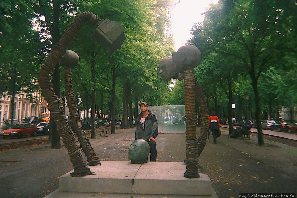 Гаага в 2004-м году, уже тогда там делали странные статуи