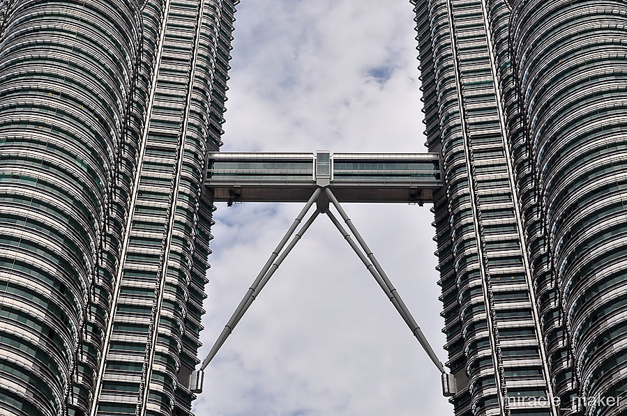 На уровне 41 и 42 этажей башни соединены между собой воздушным мостом, который находится на уровне 58 метров от земли. Здесь устроена смотровая площадка. Также этот мост предусматривает собой аварийный выход на случай экстренной ситуации. Куала-Лумпур, Малайзия