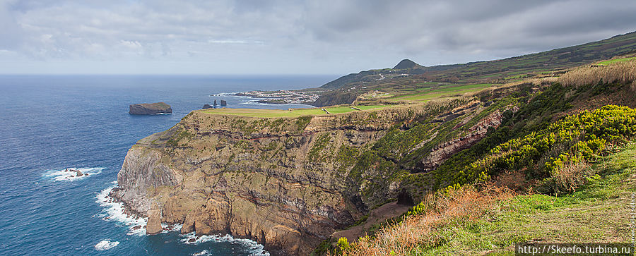 Мыс недалеко от терм. Фотография сделана с обзорной точки Viewpoint of Ponta do Escalvado.