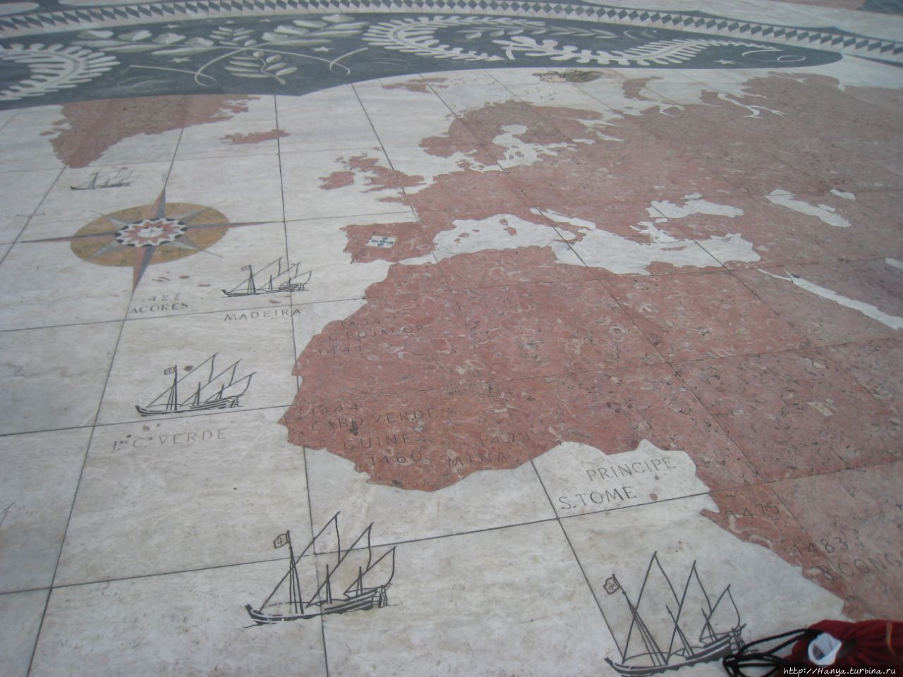 Мозаичная карта мира в Белеме Лиссабон, Португалия