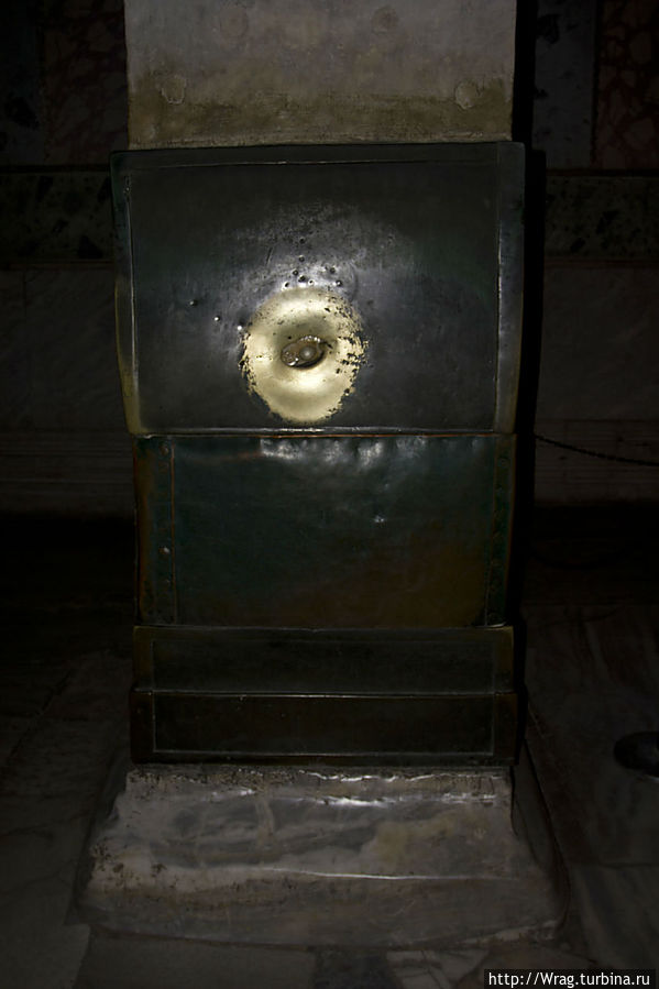 Эта часть колонны очень популярна среди туристов. Эта так называемая «плачущая колонна», покрытая медью (существует поверье, что если положить палец в отверстие и, ощутив влагу, загадать желание и повернуть палец на 360 градусов, то оно обязательно сбудется).