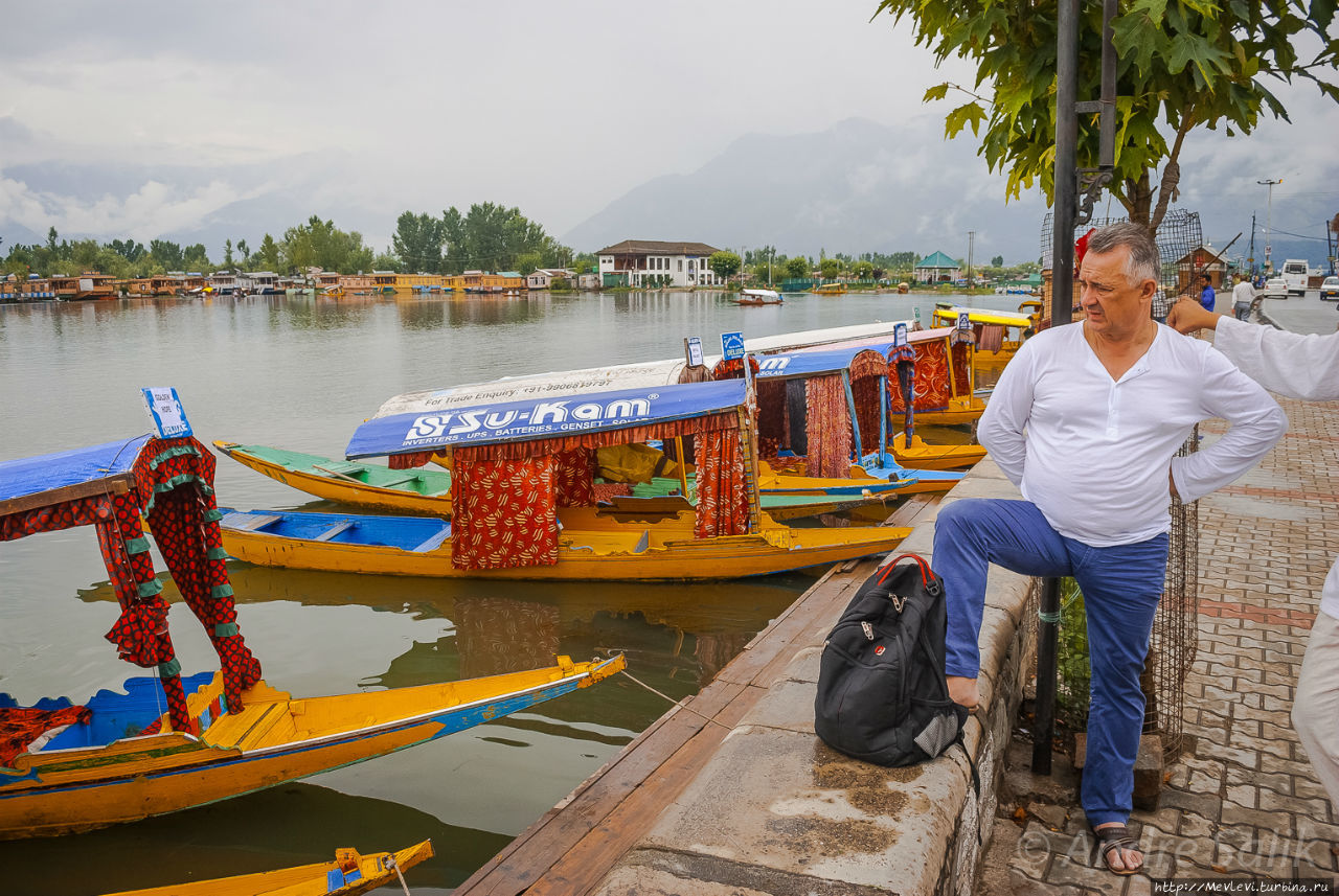 Озеро Дал с утреца Шринагар, Индия