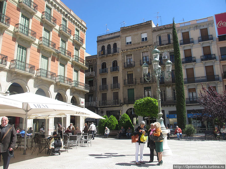 На площади Генерала Прима (Plaça del Prim) у монумента Приму Реус, Испания
