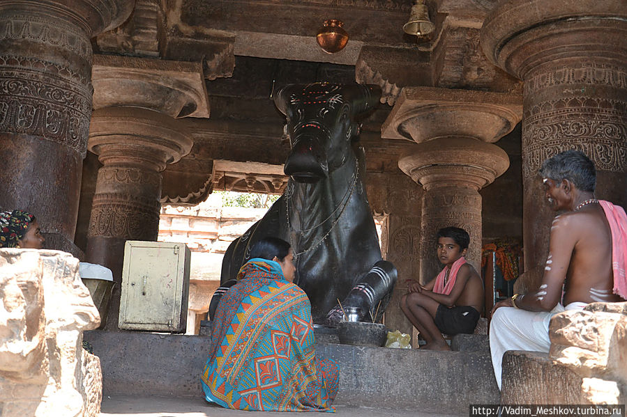 Индуистский храм со статуей коровы. Штат Карнатака, Индия