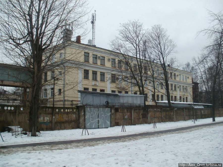 Здесь был Тепловодский проспект. Это здание построили в 1930-е годы. До войны это была школа. Потом школа почему-то стала не нужна, Какое-то предприятие здесь открыли, маленький заводик. А сейчас помещения сдают в аренду. Санкт-Петербург, Россия