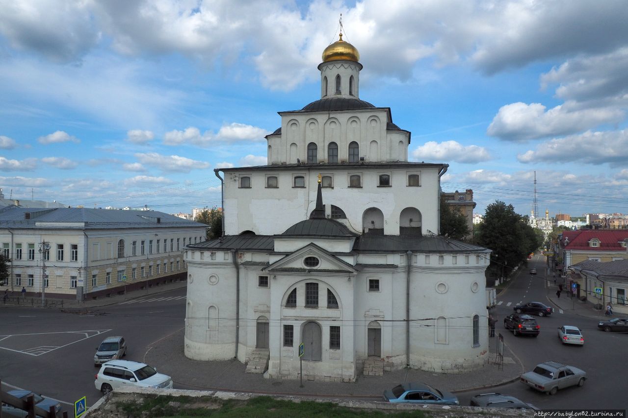 Золотые ворота во Владимире ночью