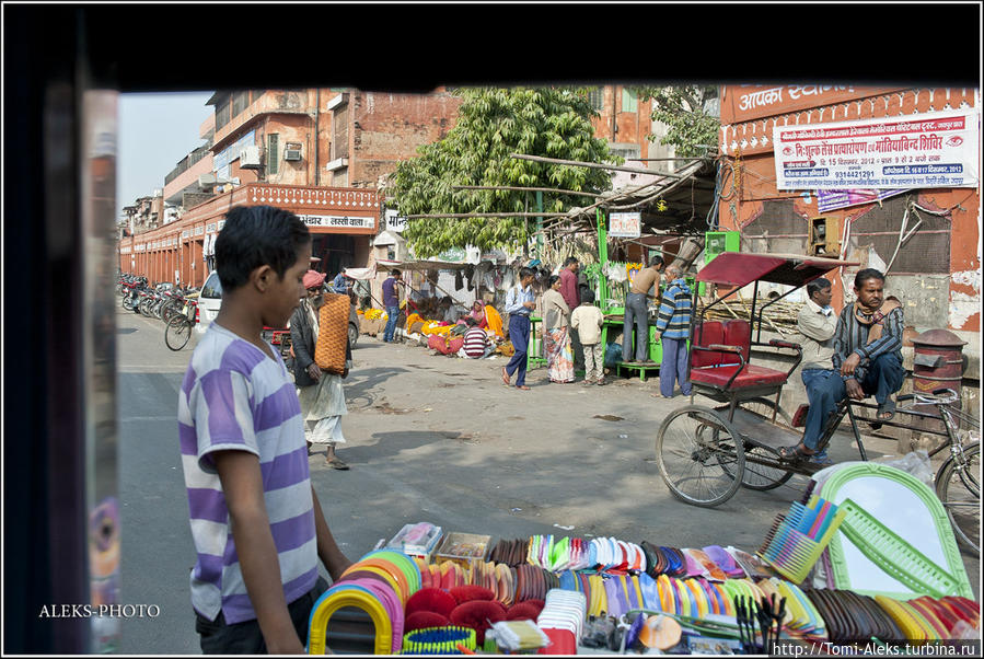 Джайпур, на само деле, очень пестрый и шумный город — во многом за счет торговли...
* Джайпур, Индия