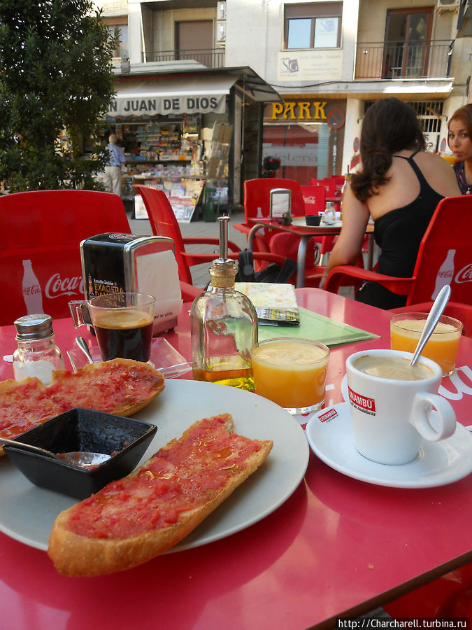 Типичный испанский завтрак Гранада, Испания