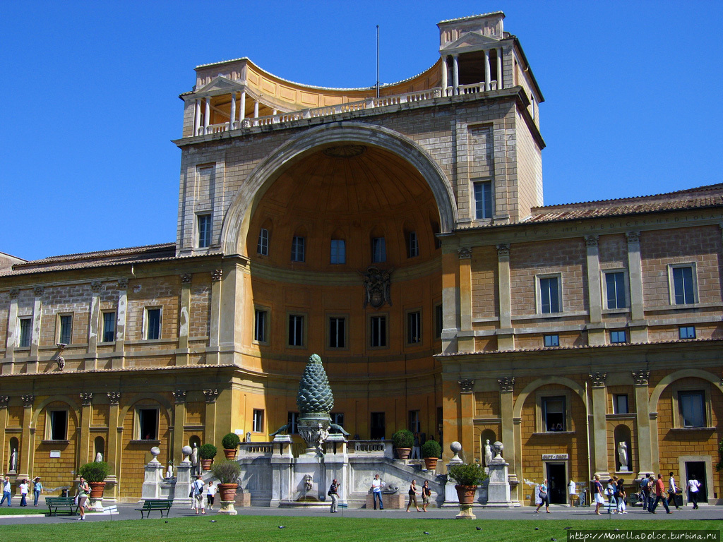 il cortile della Pigna