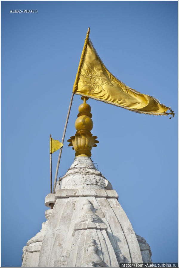 На вершине храма развевалось знамя...
* Джайпур, Индия