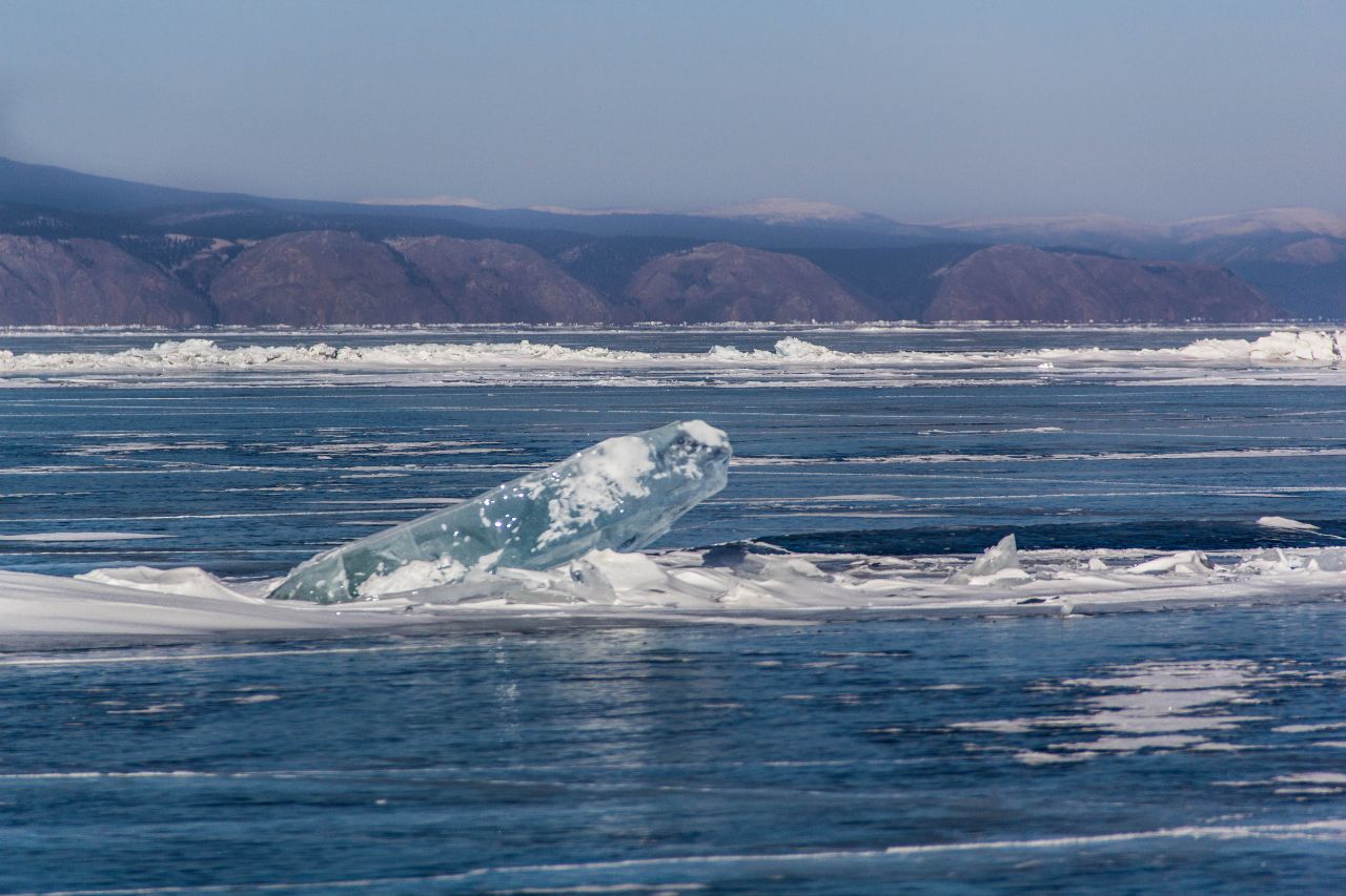 хрустальный лёд Байкала озеро Байкал, Россия