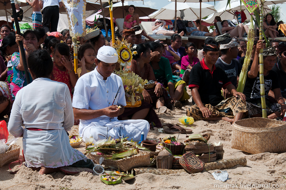 Туристы тоже предпочли не мешать церемонии и поглядывали на это действо с лежаков. Бали, Индонезия