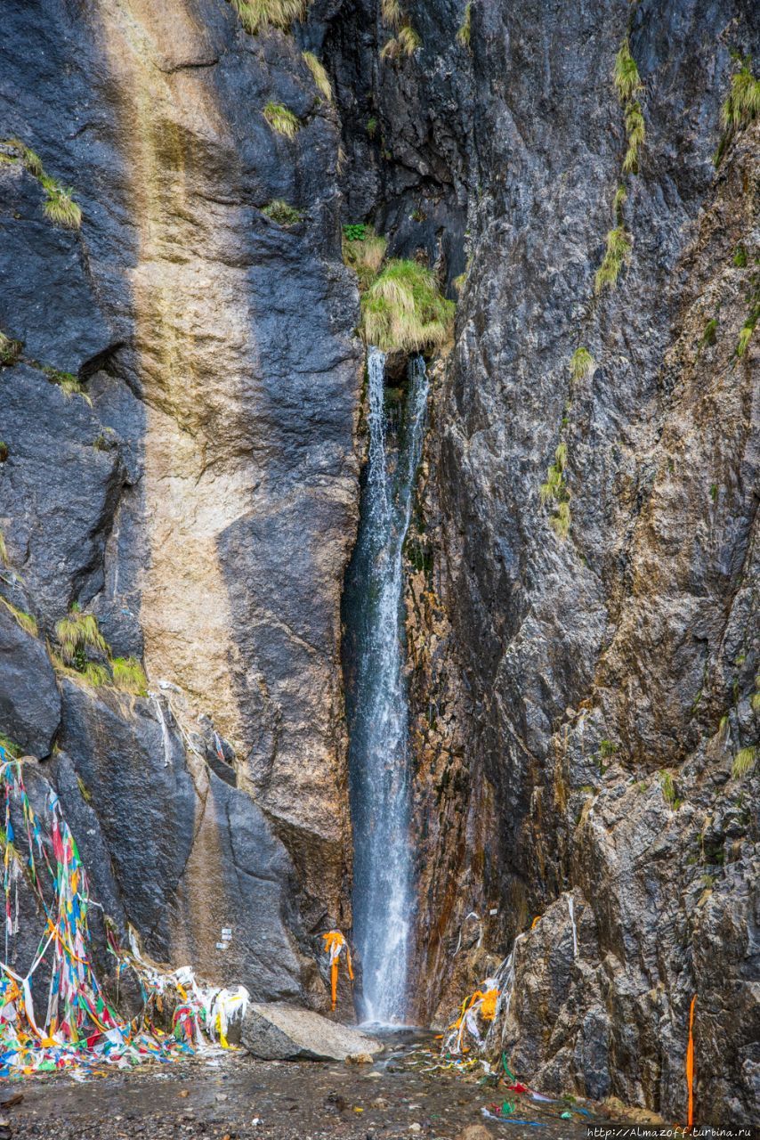 Поход к священному водопаду в горах Кава Карпо Юбенг, Китай