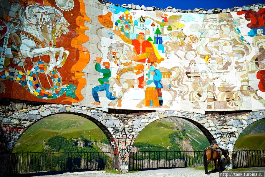 Возведенная к 200-летию годовщины присоединения Грузии к России в 1983 году, сегодня арка имеет довольно потрепанный вид. Мцхета, Грузия