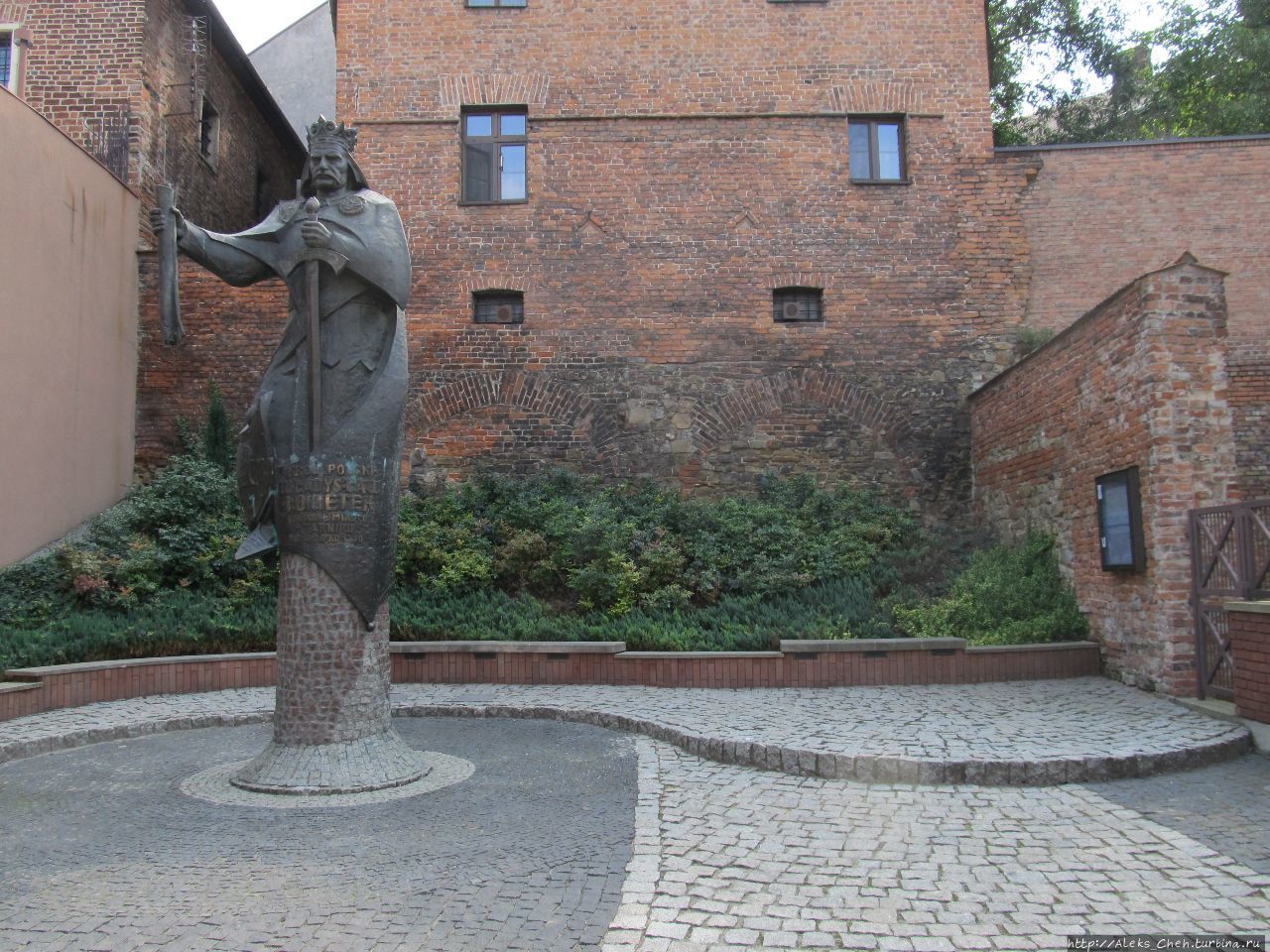Памятник польскому королю Владиславу I Локетеку, правившему Польшей с 1320 по 1333 год.