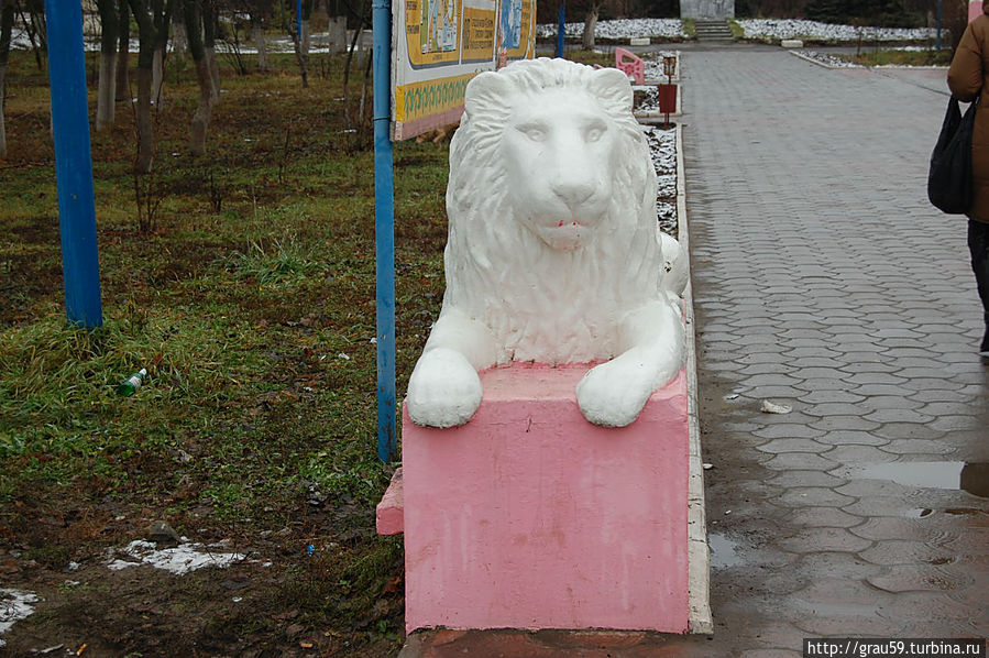 Левый лев у входа. Автор П.А. ЯКУШЕВ Аткарск, Россия
