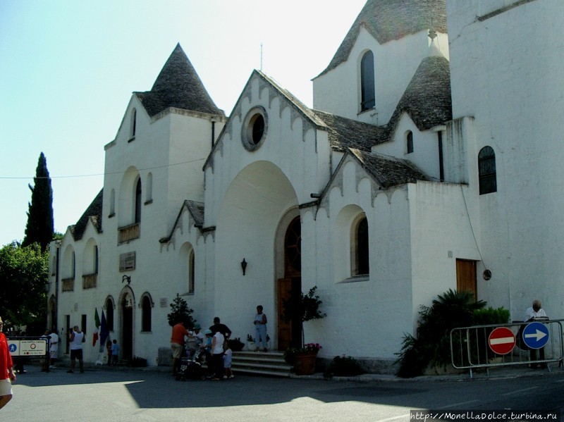 Исторический центр города  Alberobello (UNESCO ) Альберобелло, Италия