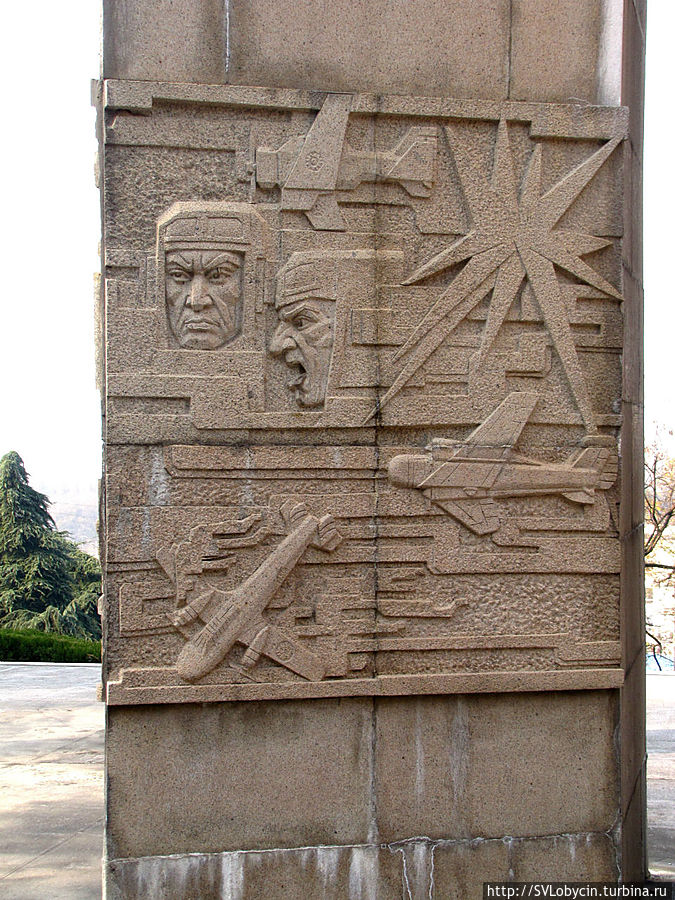 Барельеф на центральной стелле монумента
