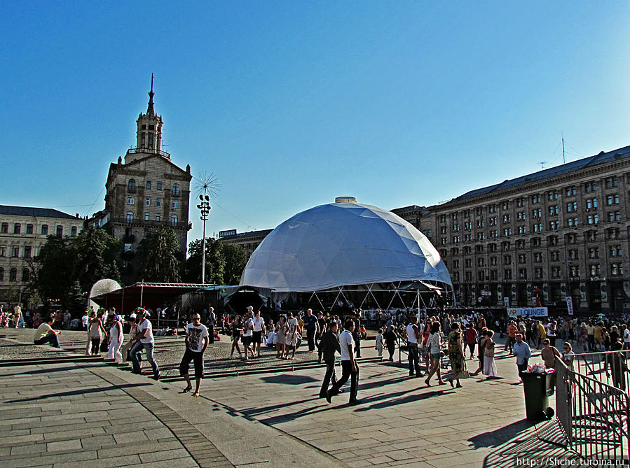 под куполом временная ВИП-зона перед сценой Киев, Украина