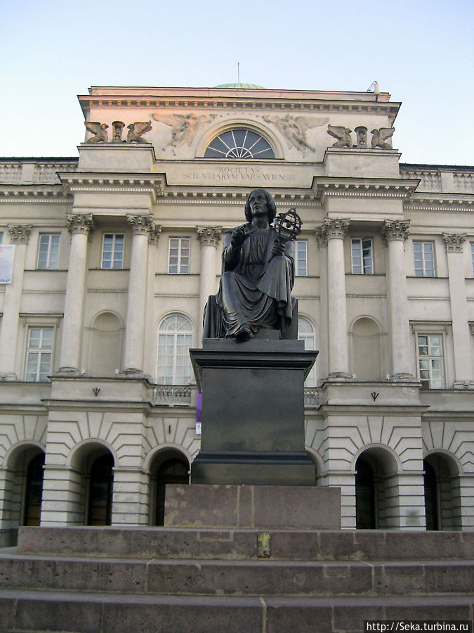 Памятник Николаю Копернику. Монумент был открыт в 1830 г. Варшава, Польша