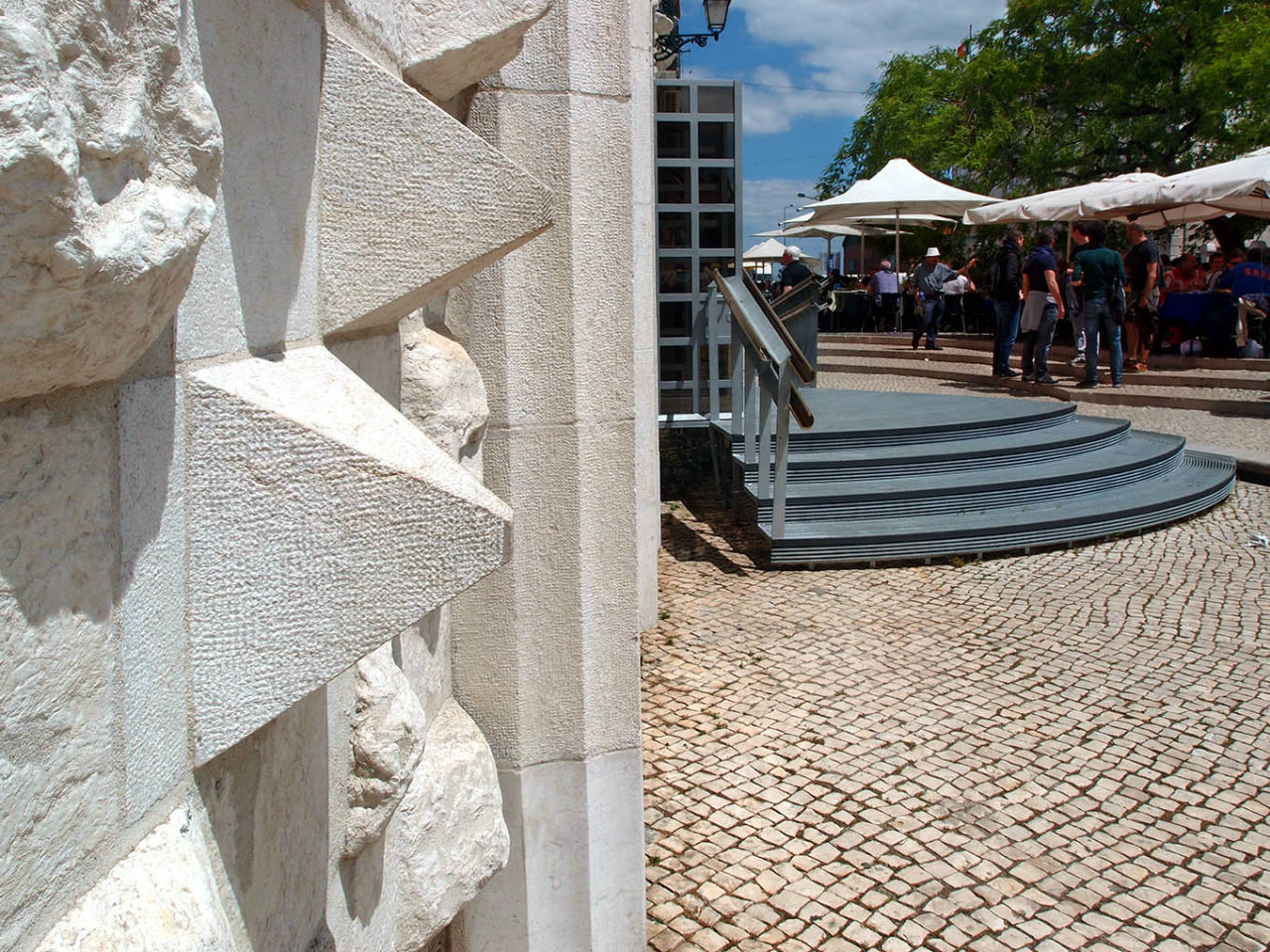 Фасад здания отделан рельефными камнями в форме ограненных бриллиантов, но народ видит в них обычные шипы, откуда и название Лиссабон, Португалия
