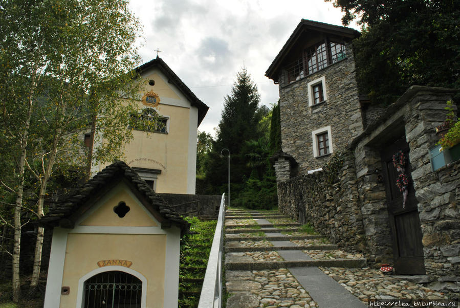 Интранья, старинный дом рустико и церковь св. Анны 18 века Локарно, Швейцария