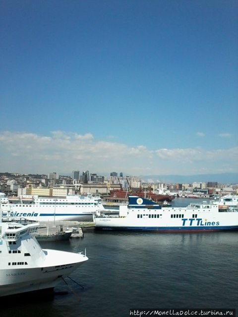 Порто ди Наполи:  май 2017 Неаполь, Италия