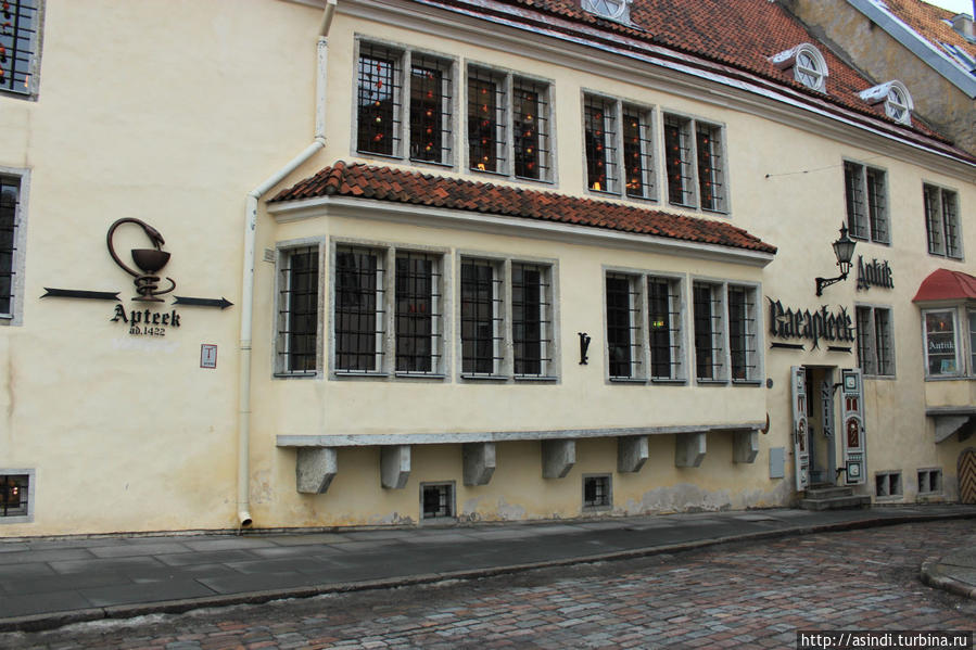 Старинная аптека, наверное самая старая в Европе, а может и в мире. Очень не обычно! Таллин, Эстония