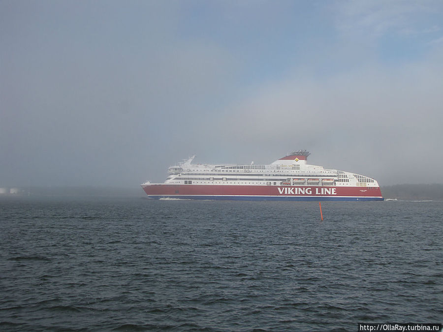 Паром компании Viking Line спешит в порт. Хельсинки, Финляндия