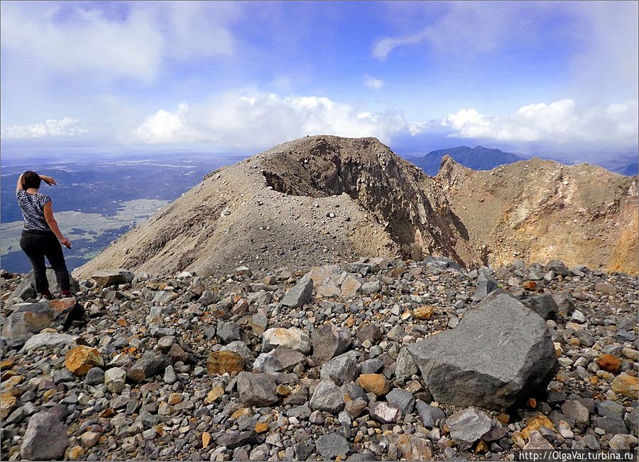 Молчат потухшие вулканы, на дно их падает зола.
Там отдыхают великаны после содеянного зла.
(Белла Ахмадулина)