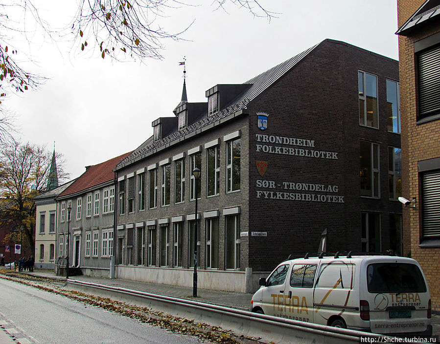 выйдя на улицу мы поняли, что правая сторона застроена капитальными домами примерно в конце 19, начале 20 века...