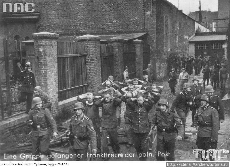 Колонна захваченных защитников польской почты под конвоем немецких солдат.