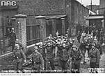 Колонна захваченных защитников польской почты под конвоем немецких солдат.